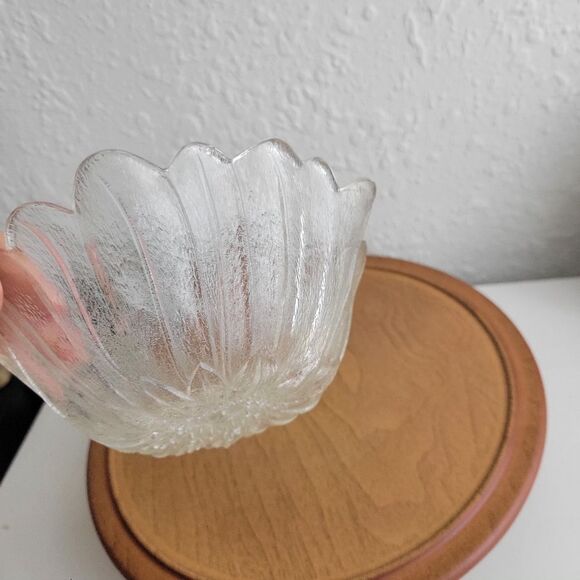 VINTAGE ✨️ Sunflower Glass Bowl 7" clear - Picture 2 of 4